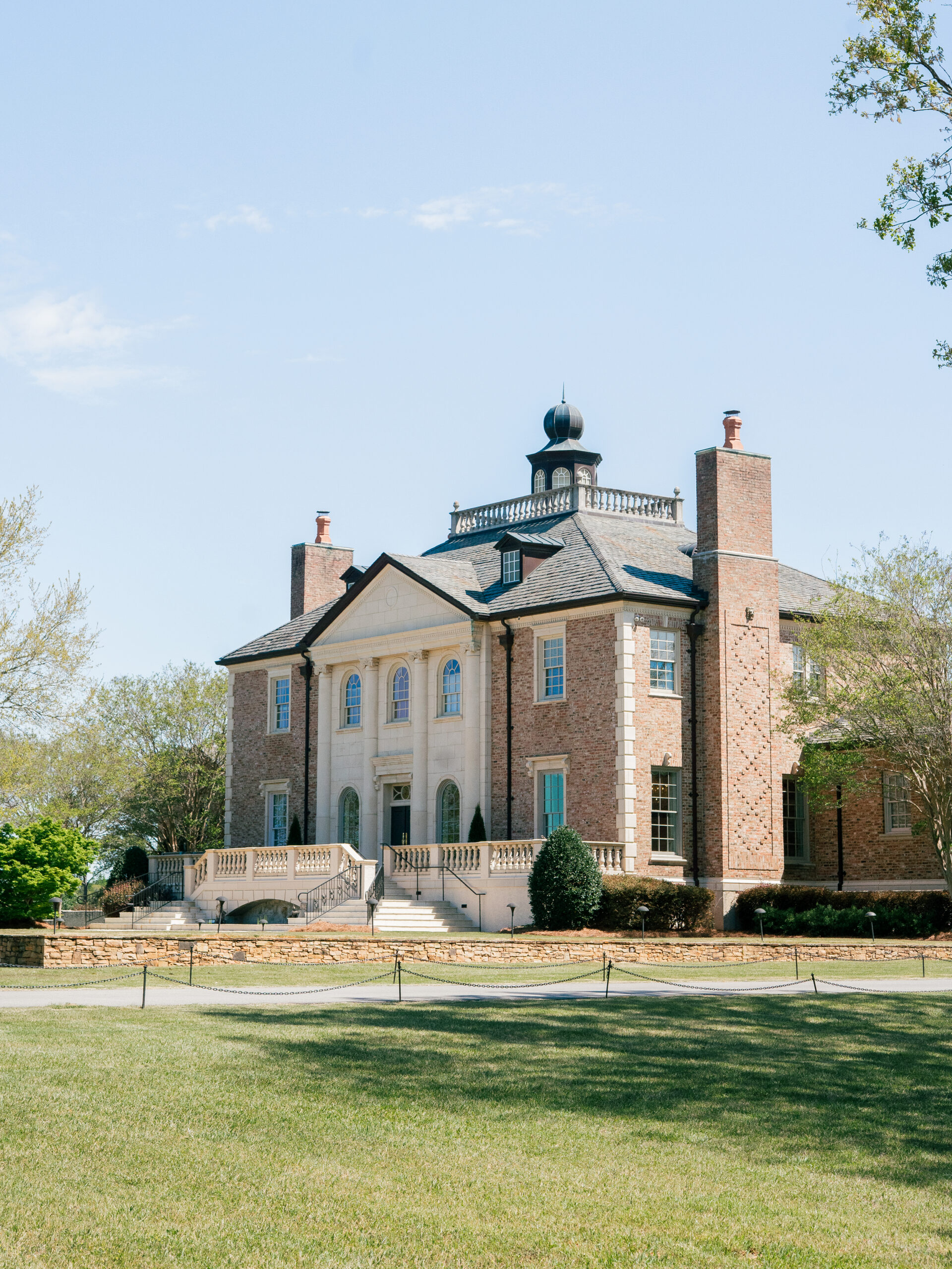 Front facade of Fountainview Mansion in Auburn, AL.